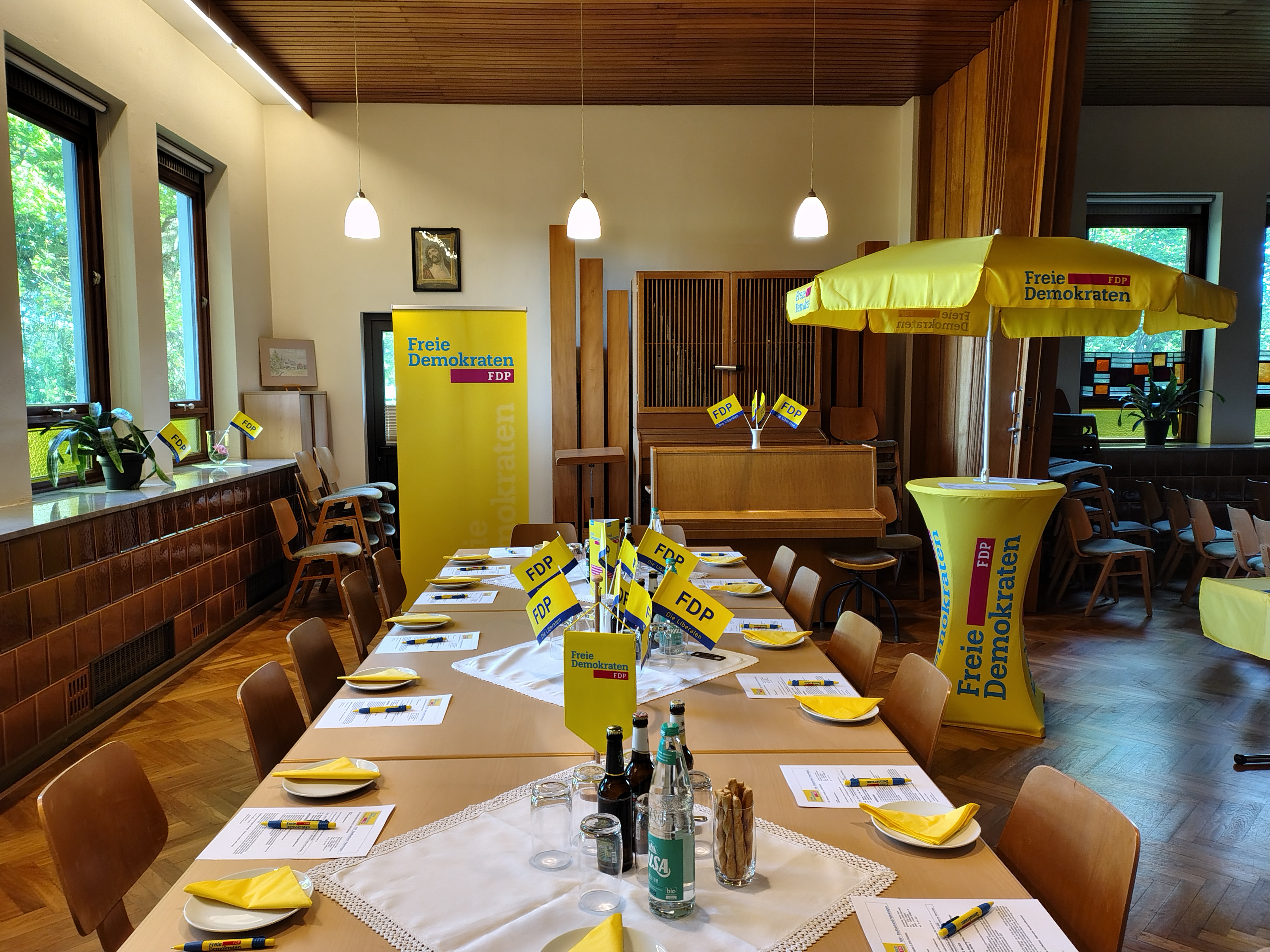 Mit FDP Symbolen geschmückter Saal im Johann-Volkening Haus Meßlingen