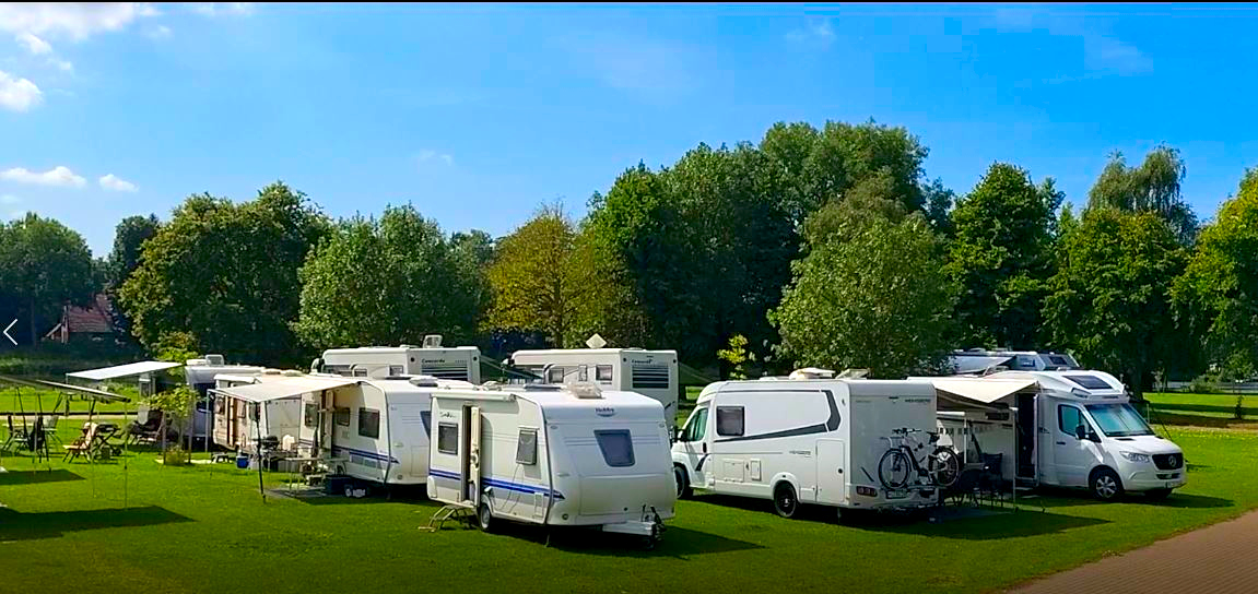 Rundblick über Schiffsanleger in Petershagen