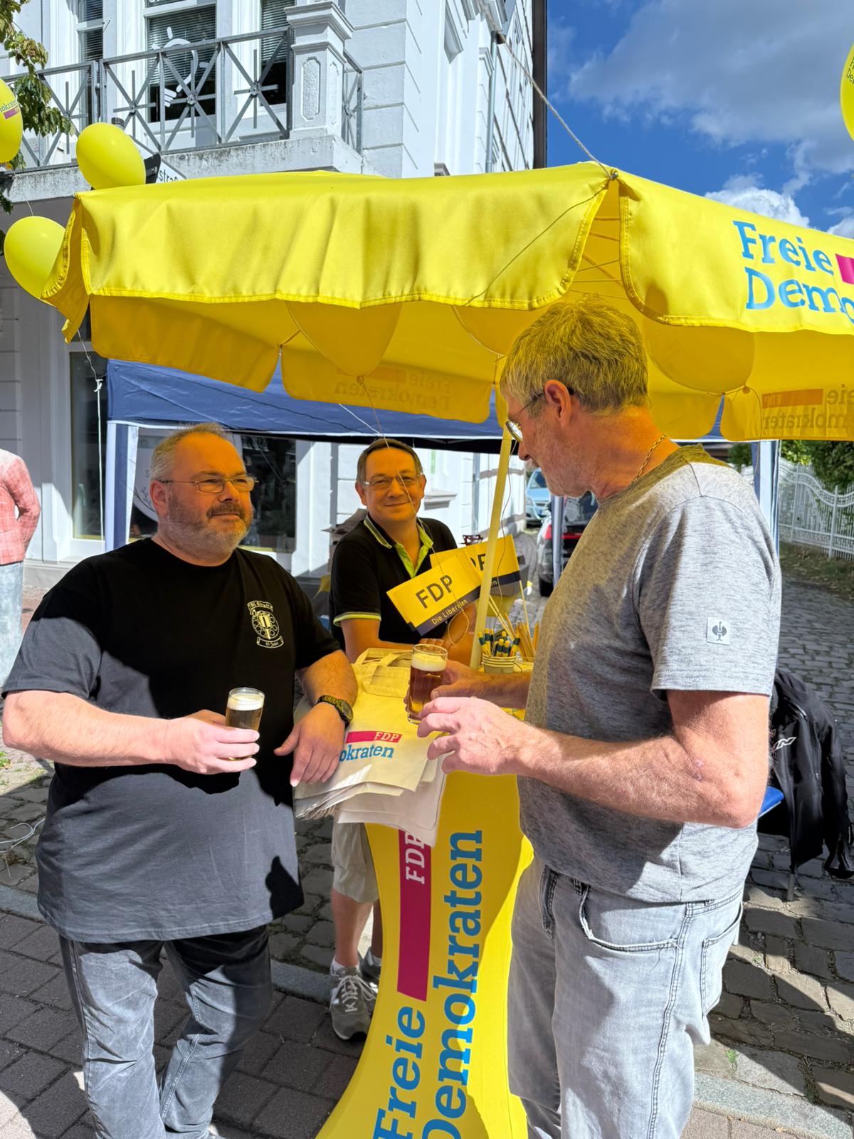 Erste Besucher am Wahlstand