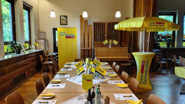 Mit FDP Symbolen geschmückter Saal im Johann-Volkening Haus Meßlingen