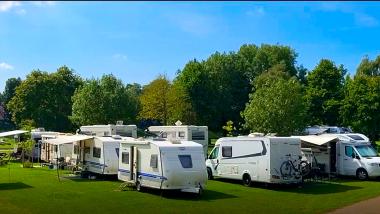 Rundblick über Schiffsanleger in Petershagen